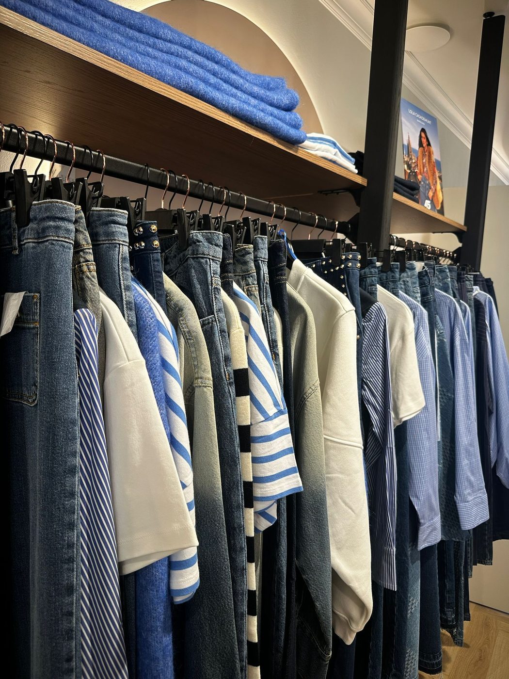 Sélection de denim en boutique